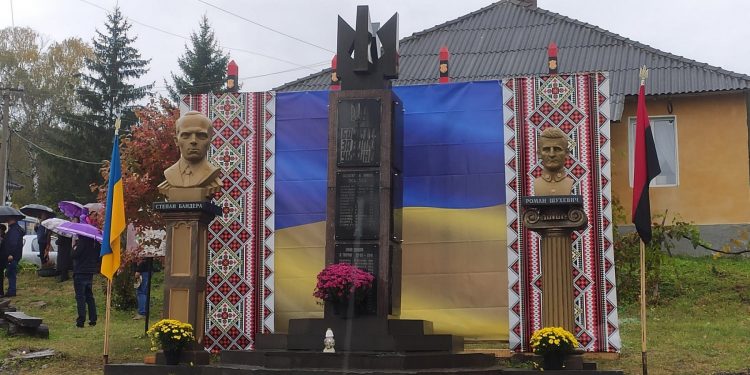 Монументи Роману Шухевичу та Степану Бандері встановили у Бишках Козівської громади