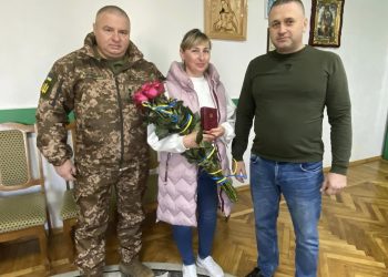 Відзнаку від президента вручили матері пораненого воїна Назара Сеніва з Чортківщини