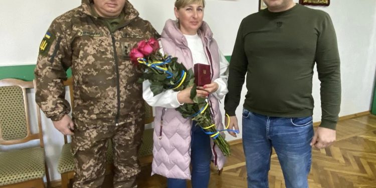 Відзнаку від президента вручили матері пораненого воїна Назара Сеніва з Чортківщини
