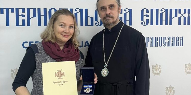Почесною відзнакою ПЦУ нагородили тернопільську активістку Олену Мудру