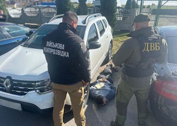 На хабарі затримали зловмисника, який помагав військовозобов’язаним утікати з України