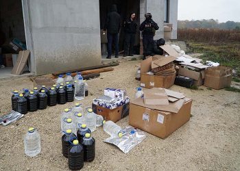 Чоловік розливав у фірмові пляшки підроблений алкоголь біля Тернополя