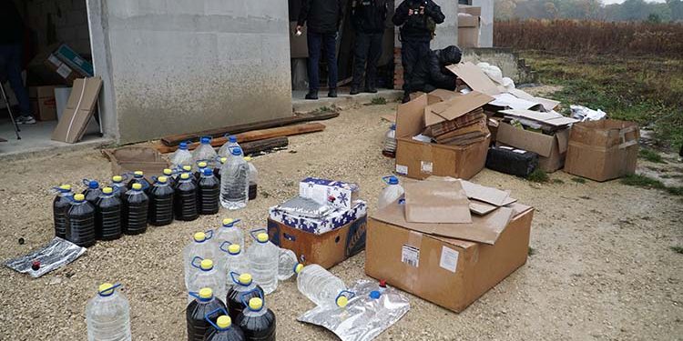 Чоловік розливав у фірмові пляшки підроблений алкоголь біля Тернополя