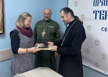 Почесною відзнакою ПЦУ нагородили тернопільську активістку Олену Мудру