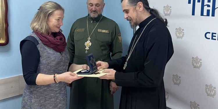 Почесною відзнакою ПЦУ нагородили тернопільську активістку Олену Мудру