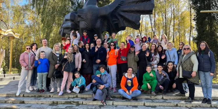 Туї висадили у парку Нацвідродження юні спортсмени з Тернополя