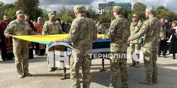У Тернополі ховають Тараса Польного, який влітку загинув на Донеччині