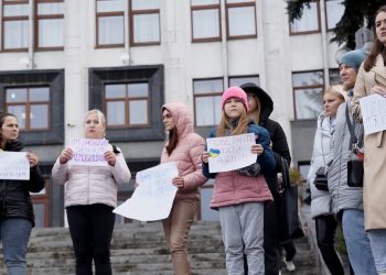 Родини захисників мітингували у Тернополі, вимагаючи дати воїнам право демобілізовуватися після 18 місяців служби