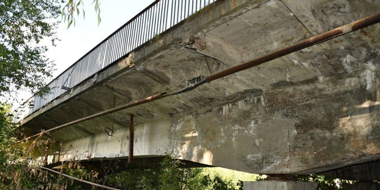 Буде реконструкція: аварійний міст через річку Гнізна закривають на ремонт