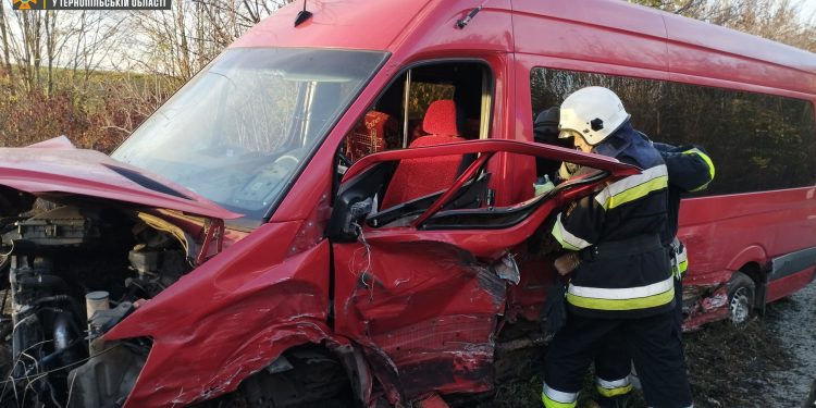 Автомобіль і рейсовий автобус не розминулися біля Ланівців (ОНОВЛЕНО)