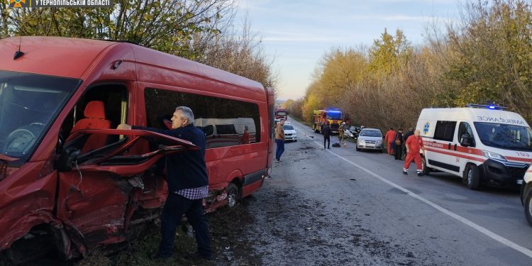 Автомобіль і рейсовий автобус не розминулися біля Ланівців (ОНОВЛЕНО)