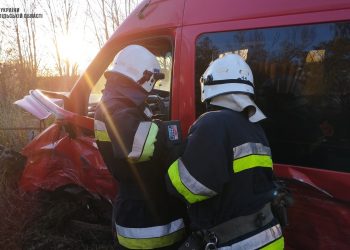 Автомобіль і рейсовий автобус не розминулися біля Ланівців (ОНОВЛЕНО)