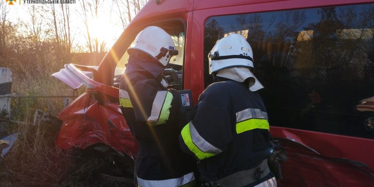 Автомобіль і рейсовий автобус не розминулися біля Ланівців (ОНОВЛЕНО)