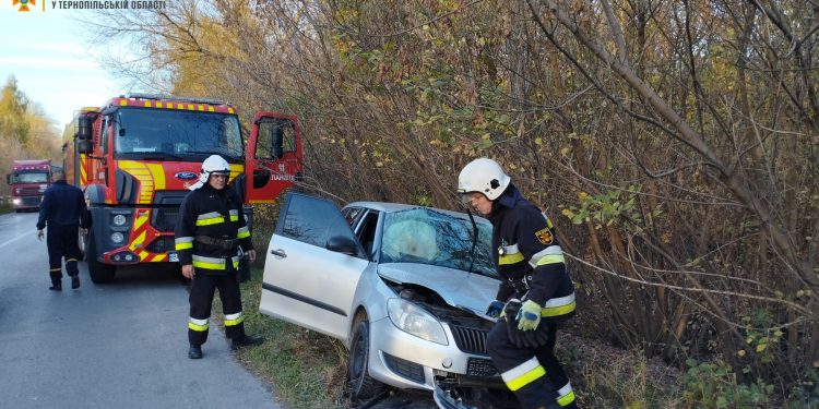 Автомобіль і рейсовий автобус не розминулися біля Ланівців (ОНОВЛЕНО)