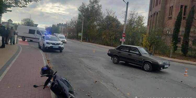 Скутер і автомобіль не розминулися у Чорткові