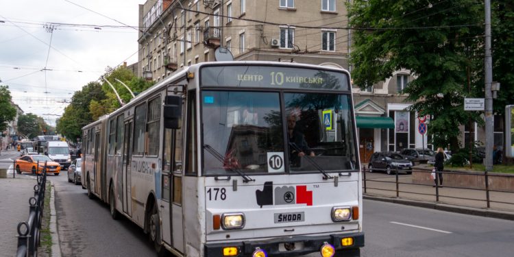 Через ремонт у центрі Тернополя змінили маршрут тролейбусу №10