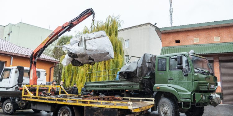 П’ять тонн маскувальних сіток доправили воїнам на передову із Тернополя