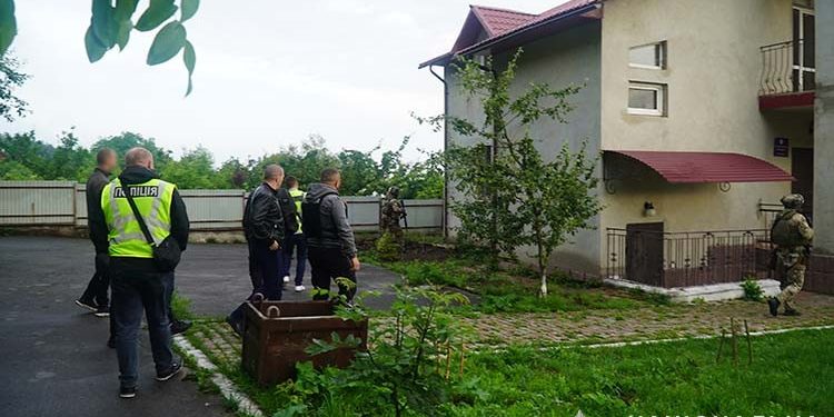 Зловмисників, які силою утримували людей в незаконних реабілітаційних центрах, викрили тернопільські правоохоронці