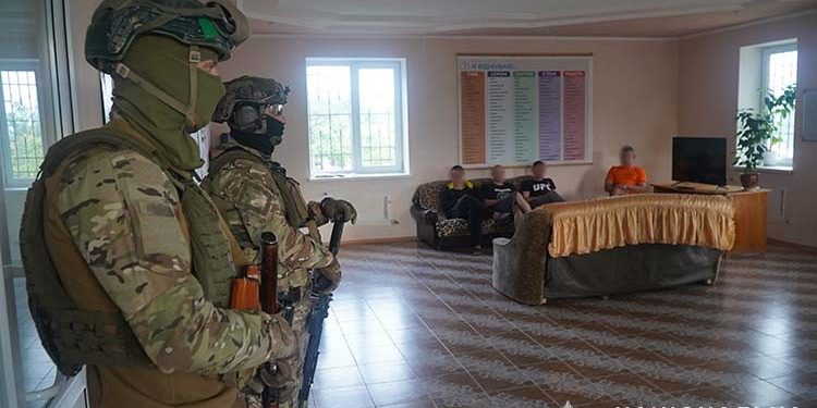 Зловмисників, які силою утримували людей в незаконних реабілітаційних центрах, викрили тернопільські правоохоронці