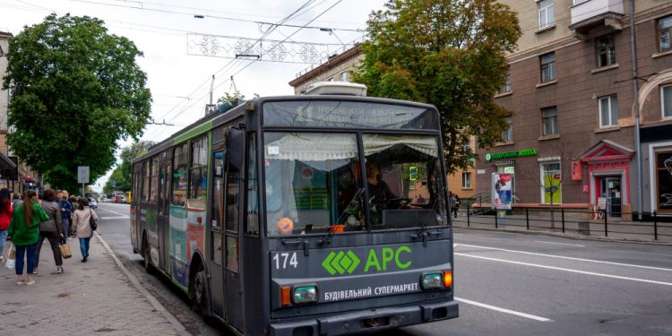 Продовжили роботу тролейбуса №11 у вечірні години