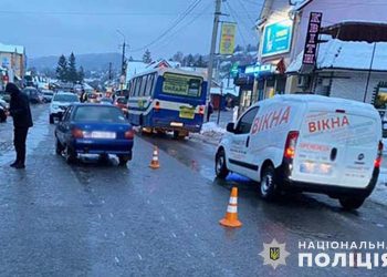 Водій збив людину на території автовокзалу у Кременці