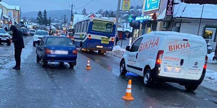 Водій збив людину на території автовокзалу у Кременці