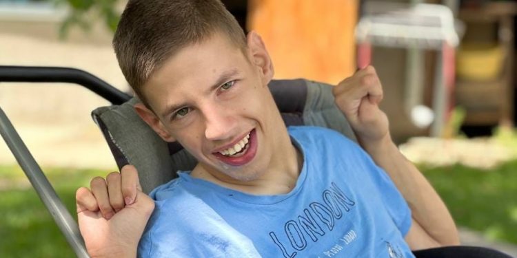 19 років боротьби з ДЦП: допомоги потребує тернополянин Сашко Олійник