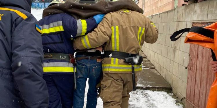 Швидка застрягла у снігу на Монастирищині