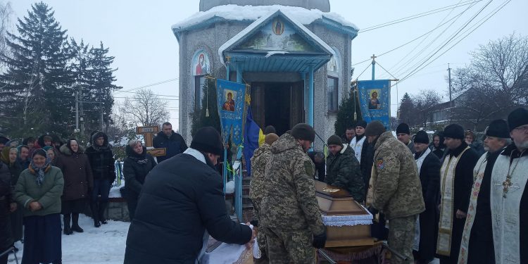 Із воїном Олександром Воронюком прощаються у Борсуківській громаді