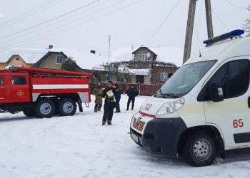 Швидка застрягла у снігу на Монастирищині