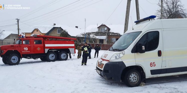 Швидка застрягла у снігу на Монастирищині