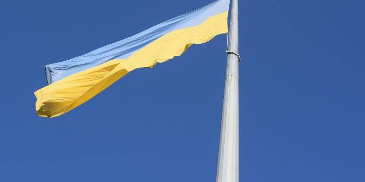 Суд покарав чоловіка, який при людях порвав прапор України у Ланівцях