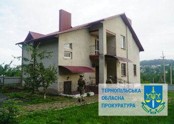 Шістьох людей судитимуть за примусове утримування людей із залежностями в будинку біля Тернополя