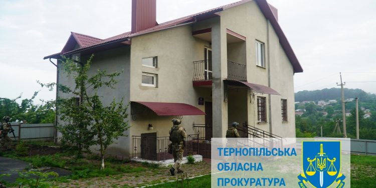 Шістьох людей судитимуть за примусове утримування людей із залежностями в будинку біля Тернополя