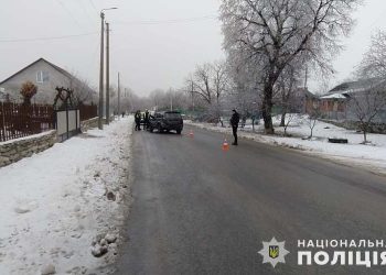 Жінка потрапила під колеса автомобіля у Скалі-Подільській