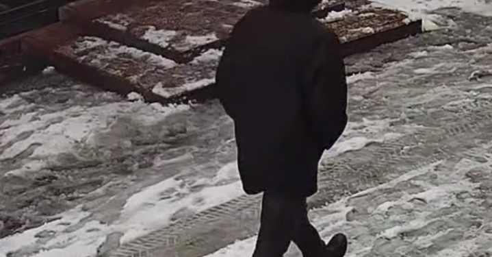 Чоловіка, який вкрав гаманець у транспорті, розшукують у Тернополі