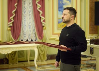 Сертифікат на квартиру вручив президент герою України з Тернопільщини Ігорю Дикуну