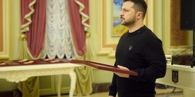 Сертифікат на квартиру вручив президент герою України з Тернопільщини Ігорю Дикуну