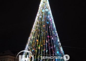 Головну новорічну ялинку урочисто відкрили у Тернополі