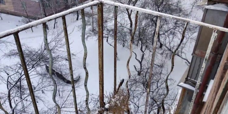 Пенсіонерка опинилася замкненою на балконі в Тернополі