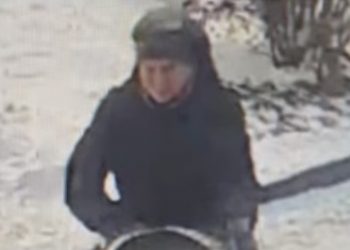 Розшукують жінку, яка вкрала дитячий візок у Тернополі