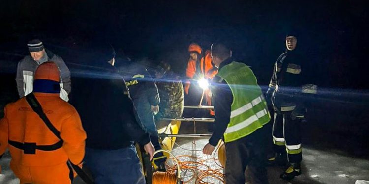 Рятувальники допомогли чоловікові, якому стало погано під час риболовлі на кризі тернопільського озера