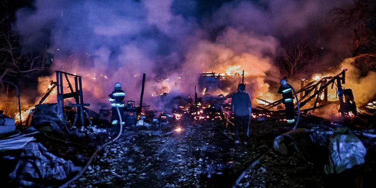 У селі Острів загорілась будівля. Рятувальники показали масштаби пожежі