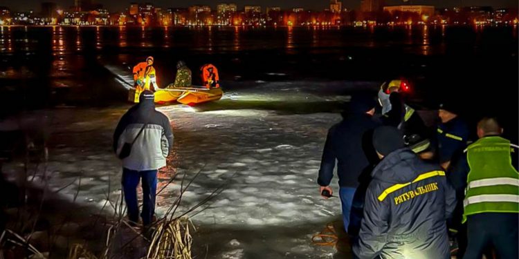 Рятувальники допомогли чоловікові, якому стало погано під час риболовлі на кризі тернопільського озера