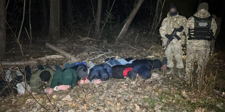 Прикордонники затримали хлопців, які намагались потрапити в Румунію. Фото