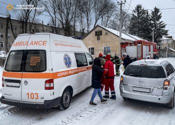 Машина швидкої допомоги у Заліщиках не змогла виїхати через замети
