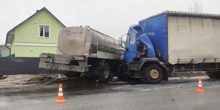 Дві вантажівки зіткнулися у Кременці