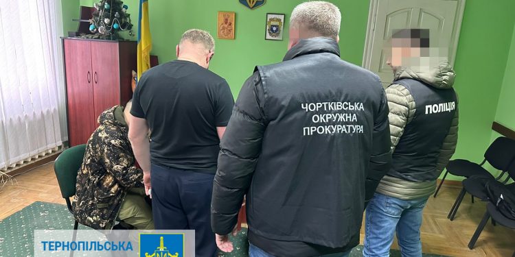 На хабарі за придбання ялинок викрили лісника з Тернопільщини