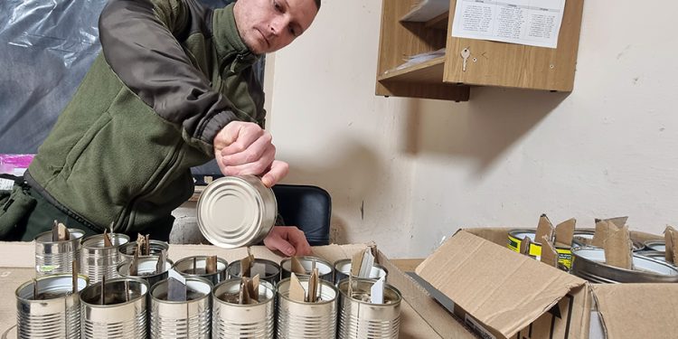 Захисники у Тернополі виготовляють окопні свічки для побратимів на фронті
