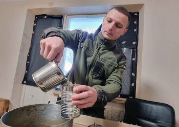 Захисники у Тернополі виготовляють окопні свічки для побратимів на фронті